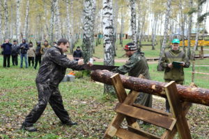  работников лесной промышленности