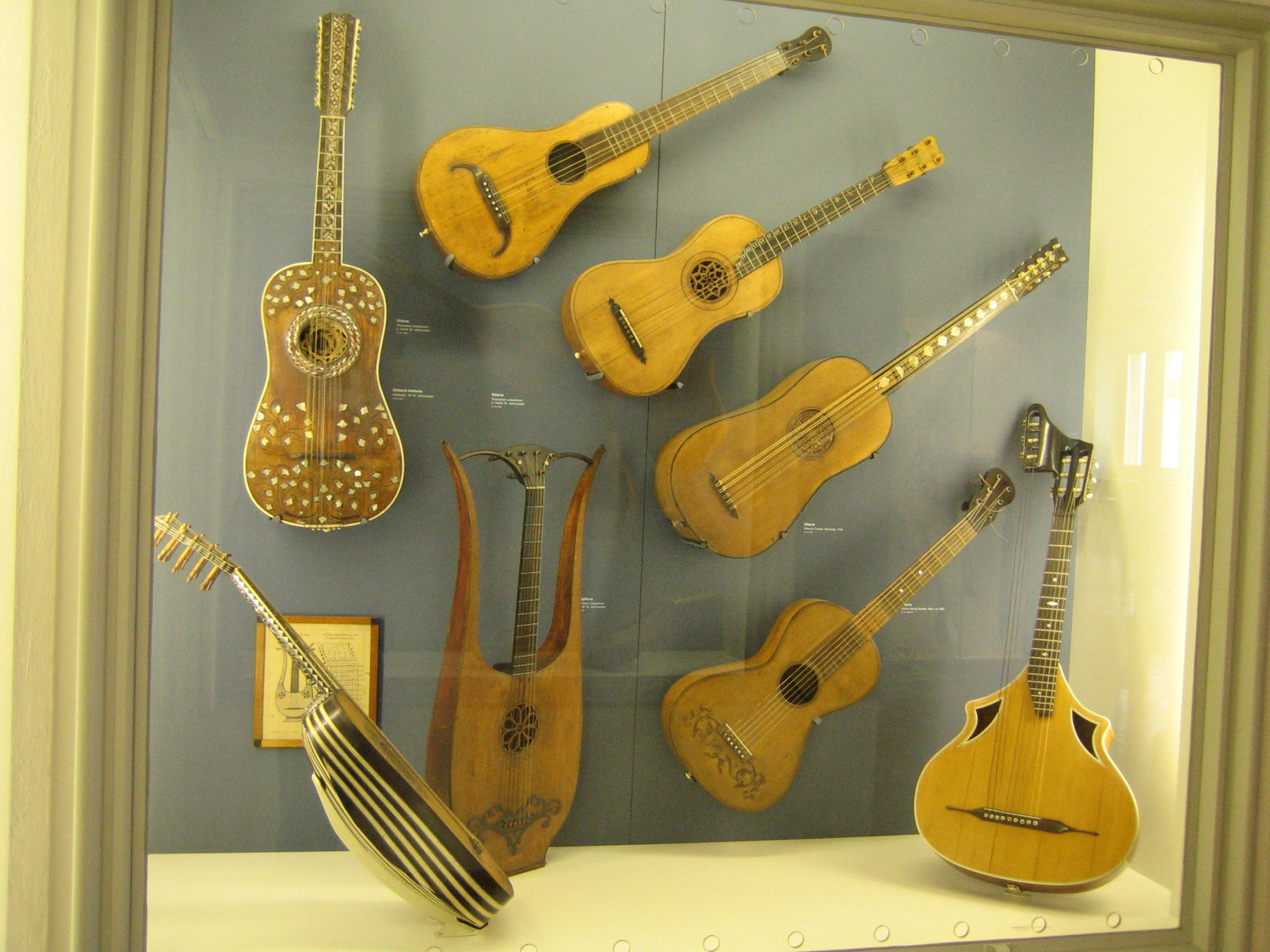 электрогитара rickenbacker frying pan. однострунная бас гитара. самая первая электрогитара. семиструнная гитара 19 век. первая гитара.