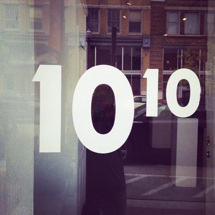 Что значит 1010 на часах. Ангельские числа 1010. Число 1010 нумерология. Ангельская нумерология 1010 на часах. Ангельская нумерология 0000 на часах.