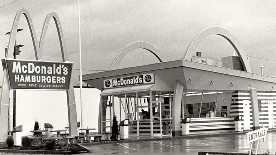  15 апреля 1955 года, в США открылся первый ресторан "McDonald’s"